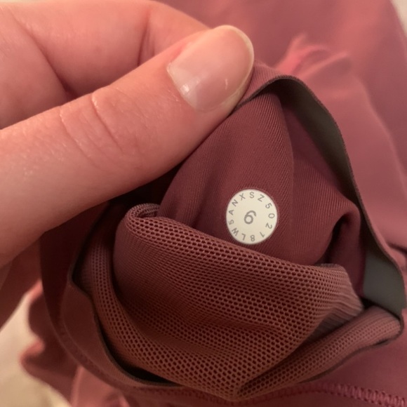 Lululemon 7/8 mauve in movement right - Picture 4 of 4